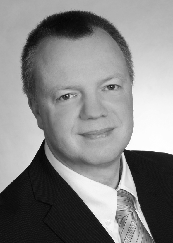 Autor liest vor Publikum mit Mikrofon