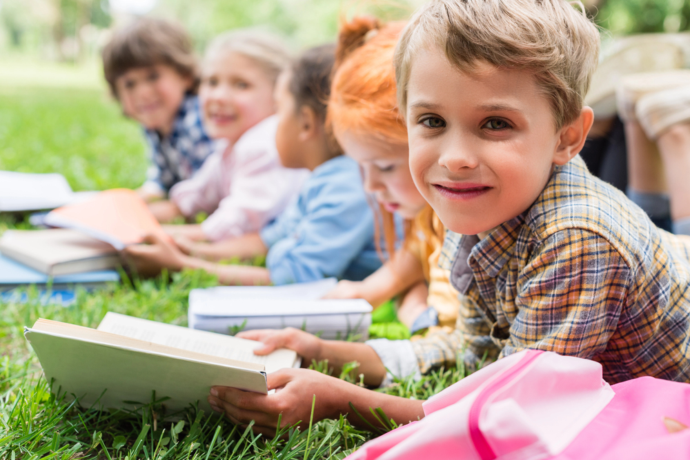 Kinder lachen bei einer Lesung